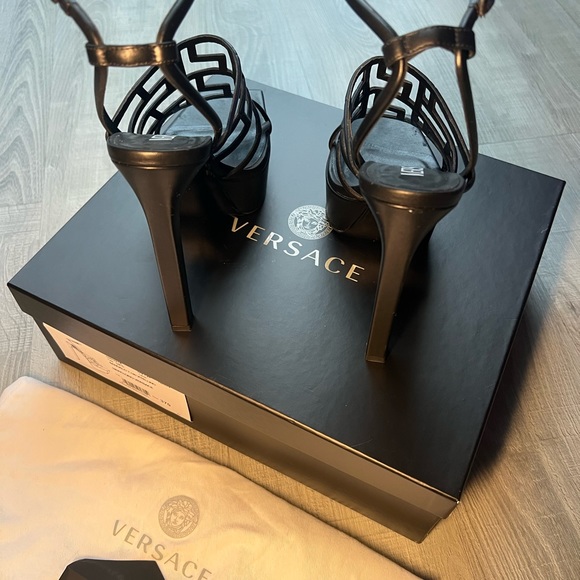 Greca Maze Leather Heels size 37 by Versace - Picture 4 of 7